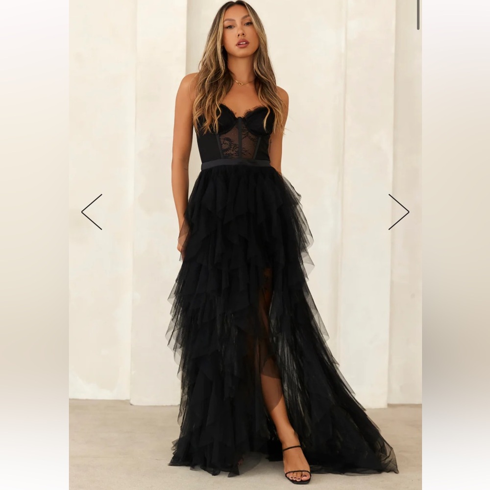 HELLO MOLLY ELEGANTLY DRESSED TULLE MAXI DRESS - M